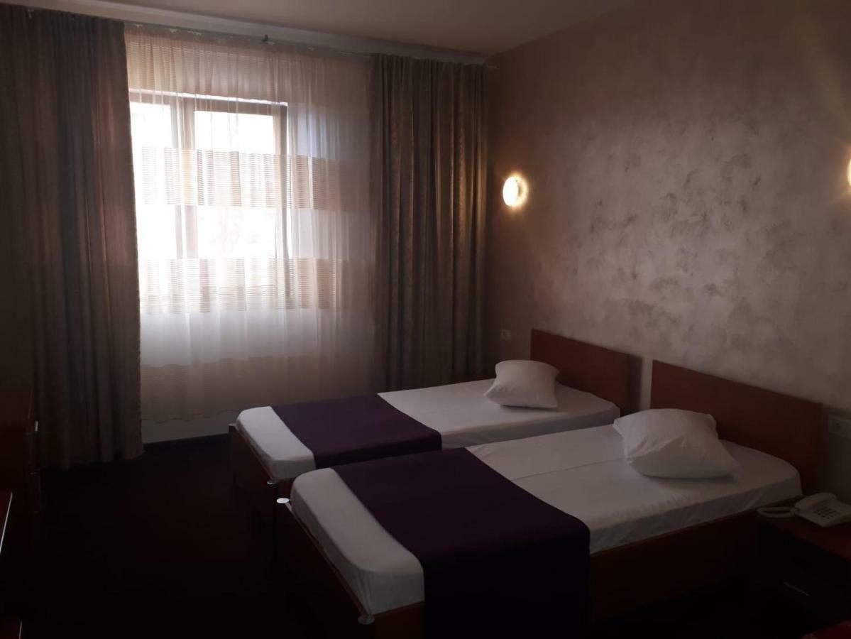 Hotel Flormang Craiova Kültér fotó